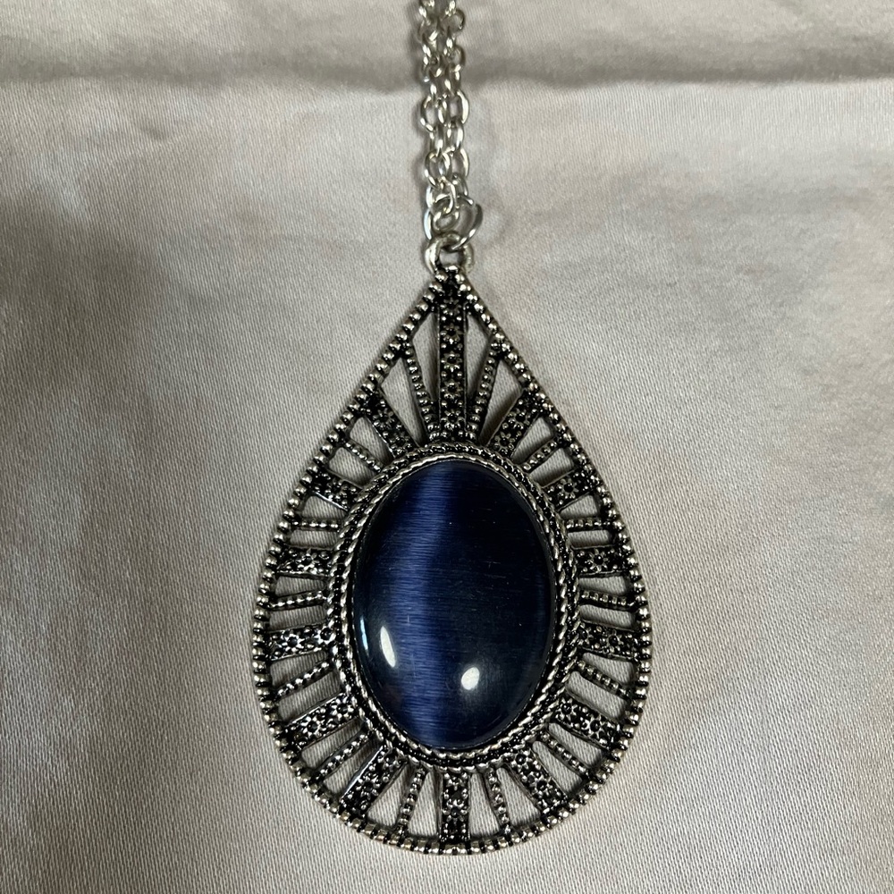NWOT Paparazzi Silver and Blue Teardrop Necklace with Intricate Metalwork